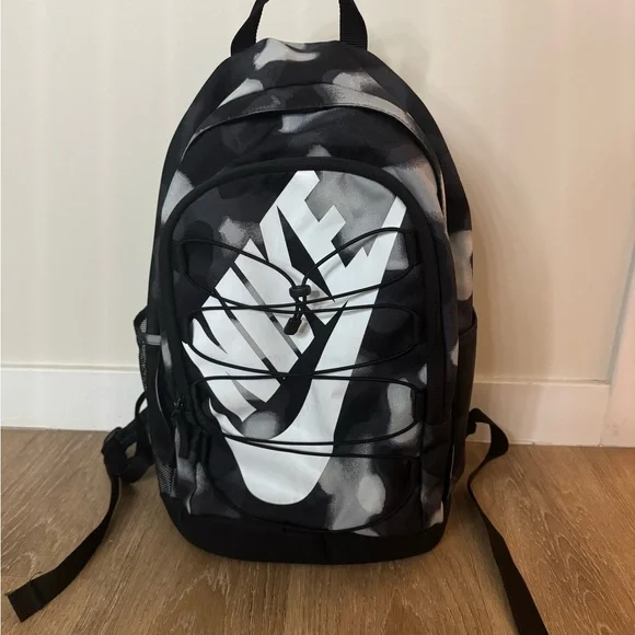 UNISEX Nike,Black and White Men, boys and girls Backpack with detachable strap - Picture 1 of 7